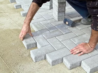 bricklayer-prfessional-work-sidewalk-saves-tiles copiar